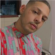 Estudiante de inglés comparte sus conocimientos a quien lo necesite